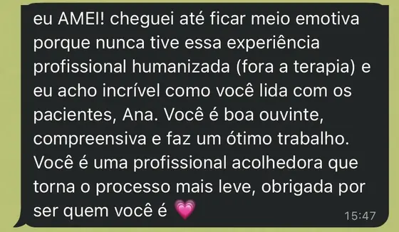Mensagem de WhatsApp de uma paciente sobre a experiência profissional humanizada e a escuta durante o acompanhamento.